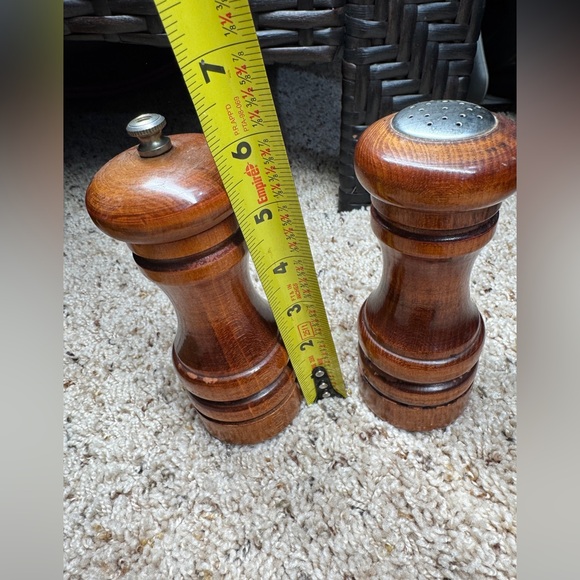 Baribocraft Salt & Pepper Mill Grinder 5.5” Wood Stain and Whale napkin holder - Picture 9 of 11
